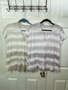 2fer!!! Barefoot Dreams Tie-Dye V-Neck Short Sleeve Top in Gray & Purple and whi